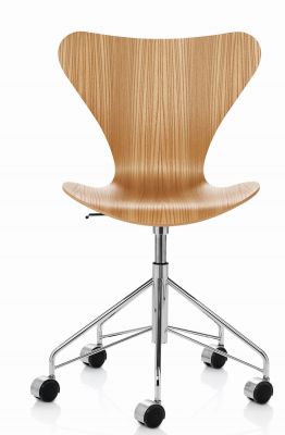 Siebener Stuhl von Fritz Hansen, Modell 3117, in Holzoptik mit Chromgestell und Rollen.